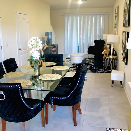 Luxurious Family-Friendly Home In Oakleaf